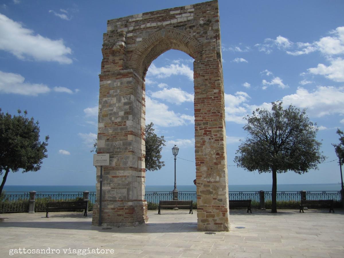 Viverenumana Appartamenti La Tua Casa In Centro A Pochi Passi Dal Mare Exterior photo